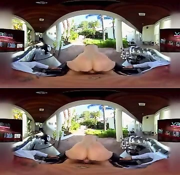 Молодой парнишка получает жаркий отсос и еблю в пиздень в виртуальной реальности