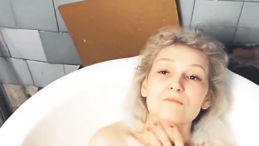 Одинокая матюрка бреет письку в ванне